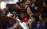 Umat Kristiani saat menjalankan ibadah Misa malam di Gereja Protestan Indonesia Bagian Barat (GPIB) Immanuel, Jakarta, Kamis (24/12/2015) malam.     