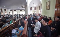 Jemaat tampak khidmat saat menjalankan ibadah di Gereja Paroki Santo Servatius Kampung Sawah, Bekasi.     