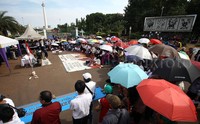 Jemaat Gereja Kristen Indonesia (GKI) Yasmin, Bogor, Jawa Barat bersama puluhan jemaat dari HKBP Filadelfia, Bekasi menggelar ibadah Natal di depan Istana Merdeka.
