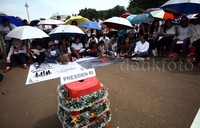 Kedua jemaat itu akhirnya harus menggelar ibadah natal di depan Istana Negara sebagai bentuk protes kepada pemerintah.