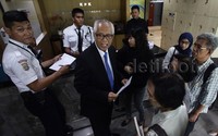 Pengacara senior Otto Cornelis Kaligis protes dirinya tak bisa beribadah bersama keluarganya di KPK.     