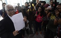 Petugas hanya mengizinkan tahanan, pendeta dan pengurus gereja untuk mengikuti misa tersebut.
