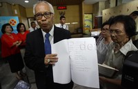 OC juga membawa surat izin kepada KPK yang berisi agar hak para tahanan untuk beribadah bersama keluarga diberikan.