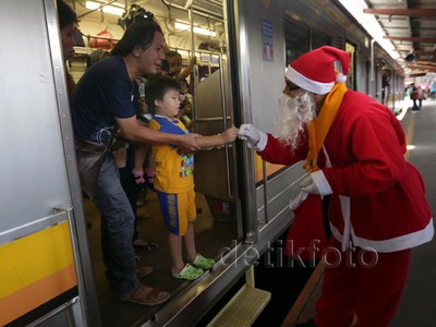 Sinterklas Hibur Penumpang KRL