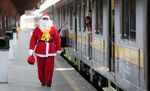 Sinterklas Hibur Penumpang KRL