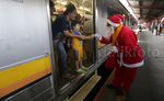Sinterklas Hibur Penumpang KRL