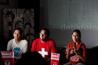 Tampak (kiri-kanan) aktivis KontraS Satrio Wirataru, Koordinator Badan Pekerja KontraS Haris Azhar, dan Puri Kencana Putri.     