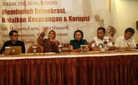 Marwah Daud Ibrahim Pengamat Politik, Ratna Sarumpaet Aktivis, Adhie  Massardi, Jerry Sumampow menjadi pembicara diskusi di Jakarta, Sabtu (26/12/2015).     
