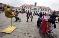 Ribuan wisawatan memadati kawasan Kota Tua, Jakarta, Sabtu (26/122015).