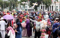 Mereka menikmati suasana kota yang masih bernuansa kolonial di kawasan tersebut.