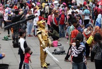 Bermacam cosplay tampak menghibur pengunjung Kota Tua.
