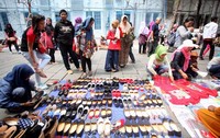 Di kawasan Kota Tua juga dapat ditemui banyak penjual seperti, penjual sepatu, aksesoris kalung kacamata gelang dan sebagainya.