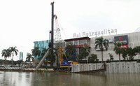     Pemasangan turap di Kawasan Kalimalang terus dikerjakan.         