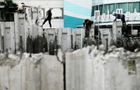 Sejumlah pekerja melakukan pemasangan turap di Kalimalang, Bekasi, Jawa Barat, Sabtu (26/11/2015).