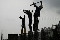 Model normalisasi ini sama dengan yang ada di Ciliwung, yaitu membangun turap beton atau sheet pile.     