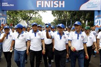 Jajaran direksi BRI mengikuti jalan sehat di Parkir Timur Senayan.