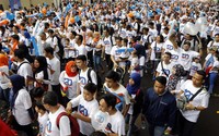 Para peserta mengikuti jalan sehat HUT ke-120 BRI.