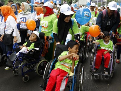 Penyandang Disabilitas Ramaikan Jalan Sehat HUT BRI