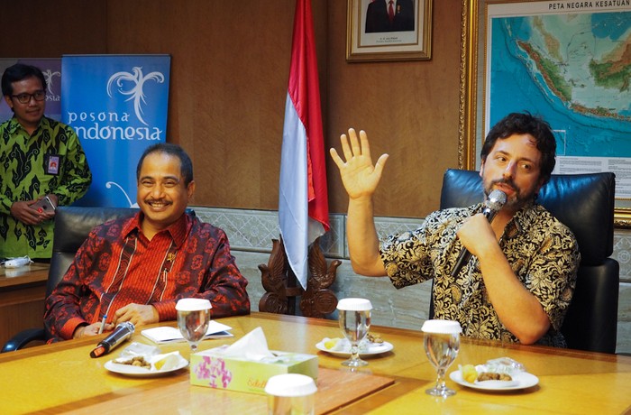 Ini Bedanya Liburan Pendiri Facebook & Google di Indonesia