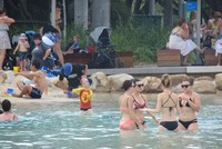 Gadis-gadis asyik berbikini untuk menikmati matahari. Lagoon merupakan spot favorit untuk berjemur di South Bank (Fitraya/detikTravel)