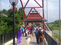 Anda akan melewati jembatan merah yang menghubungkan ke pulau habitat kera ekor panjang. Sebelum sampai ke jembatan, wisatawan harus menuruni 108 anak tangga (Angling/detikTravel)
