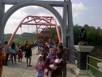 Jembatan merah menjadi pilihan tepat pengunjung untuk selfie. Ada juga badut kera yang siap diajak foto dengan membayar Rp 10 ribu dan pengunjung akan langsung menerima hasil cetak foto 12R (Angling/detikTravel)