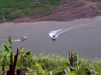 Masih di area waduk, pengunjung sekarang bisa berkeliling danau dengan menyewa speed boat. Untuk sekali perjalanan mengelilingi danau, wisatawan biasanya dikenai biaya antara Rp 60 ribu hingga Rp 100 ribu per perahu (Angling/detikTravel)