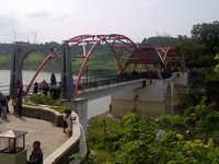 Menurut warga sekitar, keramaian di wisata Waduk Jatibarang dan Goa Kreo sudah dimulai sejak hari Kamis (24/12) lalu dan diprediksi akan terus ramai sampai awal tahun 2016 (Angling/detikTravel)