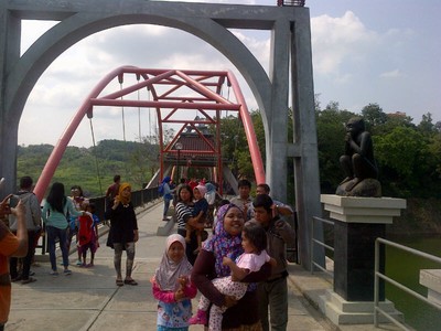 Main Bareng Kera di Waduk Jatibarang, Semarang