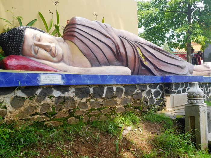 Bukan di Thailand, Patung Buddha Tidur Ini Ada di Semarang