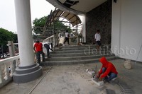 Pemasangan lantai dihalaman depan gedung utama juga telah memasuki tahap penyelesaian.