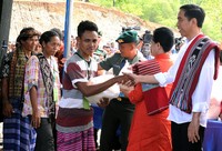 Usai peresmian, Jokowi melanjutkan acara dengan membagi-bagikan sembako kepada warga setempat. Rusman/Setpres.