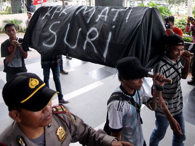 Massa Bawa Keranda Mayat ke Gedung KPK