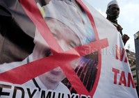 Demonstran membawa spanduk bergambar wajah Bupati Purwakarta Dedi Mulyadi yang dicoret silang. Pool/Lamhot Aritonang/detikFoto.