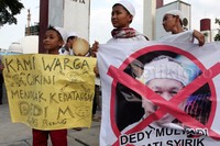 Demonstran juga membawa poster menolak kedatangan Bupati Purwakarta Dedi Mulyadi. Pool/Lamhot Aritonang/detikFoto.