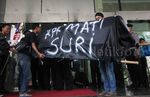 Massa Bawa Keranda Mayat ke Gedung KPK