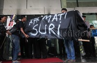 Belasan demonstran berunjukrasa di gedung KPK.