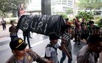 Massa Bawa Keranda Mayat ke Gedung KPK