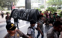 Dalam aksinya, mereka membawa kerenda mayat berwarna hitam.