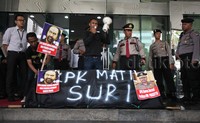 Keranda tersebut bertuliskan KPK mati suri
