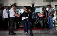 Mereka menuntut KPK mengusut semua pihak yang terkait kasus Bansos Pemprov Sumut.