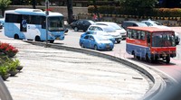     Bus feeder itu dilengkapi pintu tengah untuk mengangkut penumpang dari halte TransJakarta. Lamhot Aritonang/detikFoto.