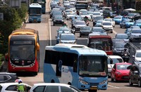Kini, naik bus feeder cukup sekali membayar Rp 3.500 di halte busway dan halte khusus pengumpan yang akan dibangun di beberapa titik. Lamhot Aritonang/detikFoto.
