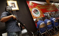 Polisi juga mengamankan sejumlah tersangka.