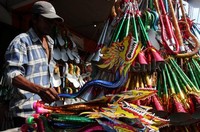 Para pedagang menjual terompet dengan harga bervariasi, mulai dari Rp 5.000 hingga Rp 50.000. Pool/Lamhot Aritonang/detikFoto.