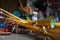 Seorang pedagang sedang membuat terompet. Pool/Lamhot Aritonang/detikFoto.