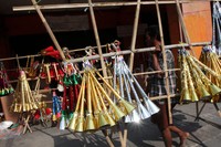Terompet berbagai bentuk dan ukuran itu dijual dengan harga bervariasi, mulai dari Rp 5.000 hingga Rp 50.000. Pool/Lamhot Aritonang/detikFoto.