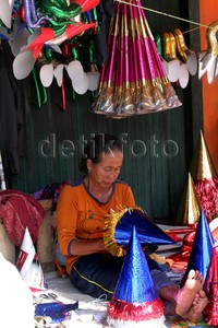 Selain terompet, para pedagang juga menjual berbagai pernak-pernik untuk Tahun Baru. Pool/Lamhot Aritonang/detikFoto.