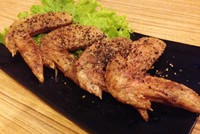 Semua hidangan di Kashiwa dihargai Rp 28.000++. Seperti menu Nagoya no Tebasaki, sayap ayam goreng berbumbu khas Nagoya. Sayap ayam garing diberi bumbu lada hitam, punya bagian dalam empuk. Makin mantap saat dicocol ke saus cokelat yang gurih di bawah ayam.