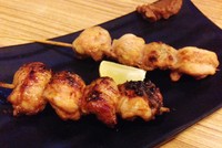 Yakitori bagian momo (paha) yang lembut juicy bisa diberi saus Tare (manis) atau Shio (garam). Untuk shio, sausnya terasa asin. Sedangkan saus tare lebih manis walau tetap ada jejak shoyu.